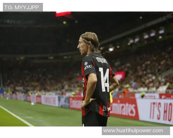 米兰2526赛季全家福揭晓阿莱格里与莫德里奇同框引热议